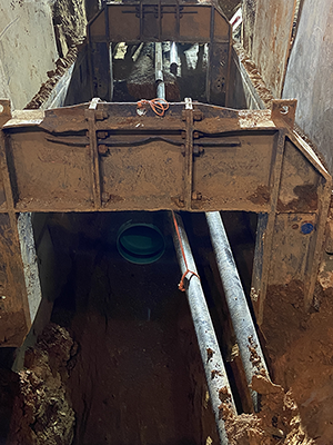 Because WSSC Water’s sewer main (left) is next to PEPCO lines, special shoring was engineered and installed to ensure worker safety while replacing damaged sections of pipe.